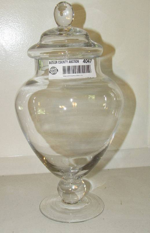 lot 4047 image: Beautiful Candy Jar - Could be used for cotton balls, potpourri, decor and more Vintage