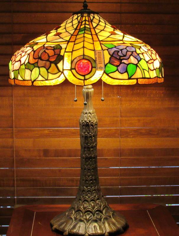 lot 4054 image: Stained Glass Table Lamp - Pretty Works