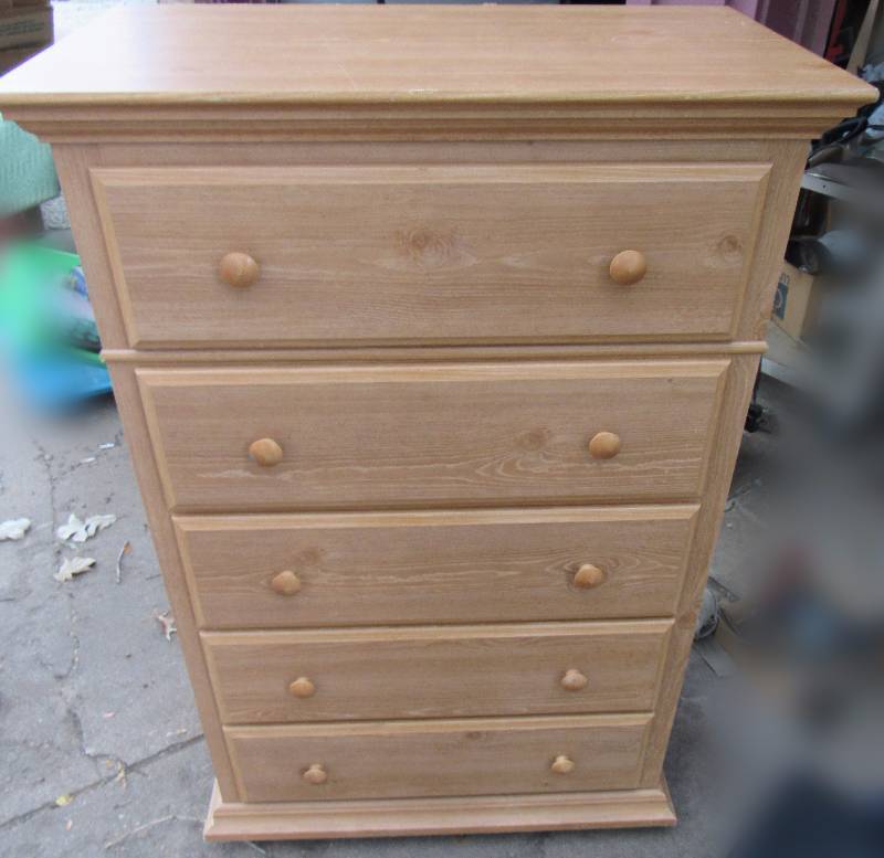 lot 4237 image: Dresser with 5 drawers