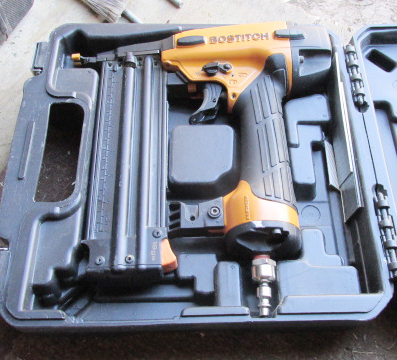 lot 4242 image: Bostitch Nail Finishing Gun w Case - WORKS