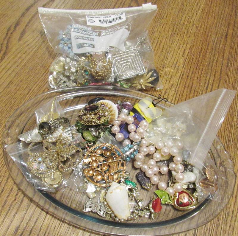 lot 4238 image: Misc Costume Jewelry