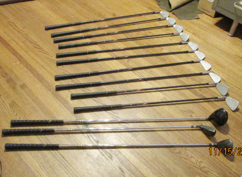 lot 4239 image: Mens Golf Clubs w Bag - 3 woods, 9 irons, sand wedge etc, see photo