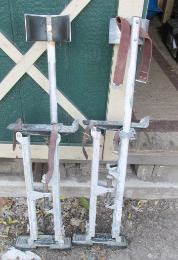 lot 4743 image: Pair of Drywall Stilts - Look