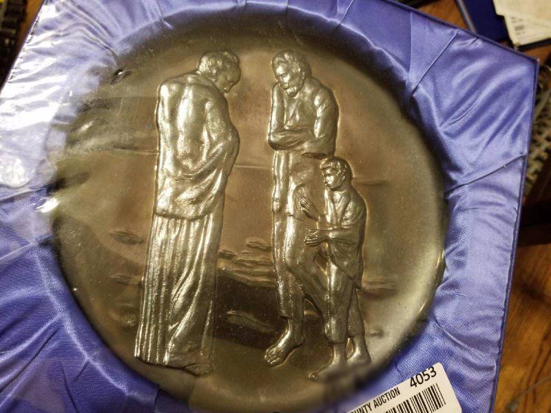 lot 4053 image: Collectors Plate - New in Box - Silver Plate Weighs 9 Troy Ounces