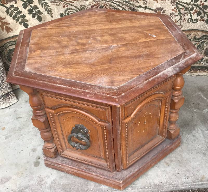 lot 6397 image: Nice End Table - READY TO BE REFINISHED