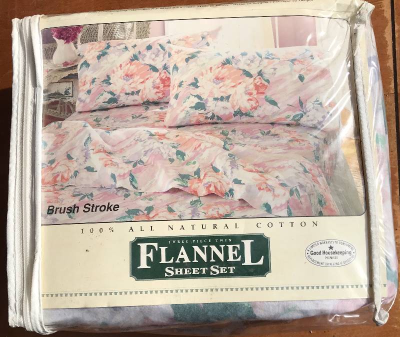 lot 6417 image: Good HouseKeeping 3-piece Twin FLANNEL Sheet Set - All Natural Cotton