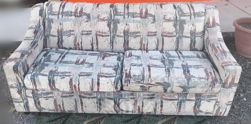 lot 6442 image: Couch with Hide-a bed - Looks Pretty Nice