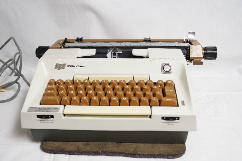 lot 2123 image: Vintage Smith Corona Coronamatic Typewriter- Very Neat Find