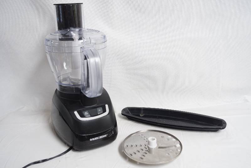 lot 2132 image: Black and Decker Blender w Different Blades