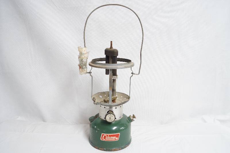 lot 2143 image: Vintage Coleman Kerosene Lantern Model No. 220F - Double Mantle - Sunshine of the Night