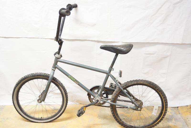 lot 2146 image: Grey Magna Adult Bike- Very Cool