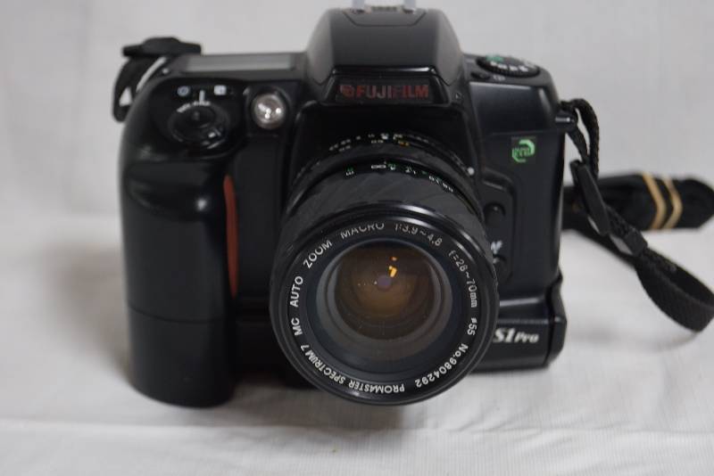 lot 2170 image: FUJIFILM Digital Camera FinePix S1 Pro w Zoom Macro Lens 13.94.8 f28-70mm No 9804292