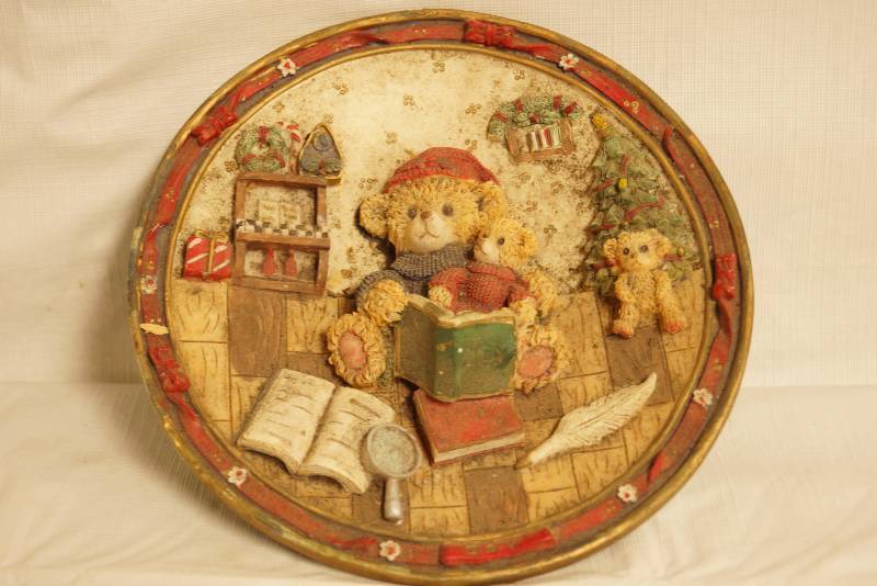 lot 2538 image: Teddy Bear PlaquePlate 3-D Relief Artwork - Christmas Setting - Cute