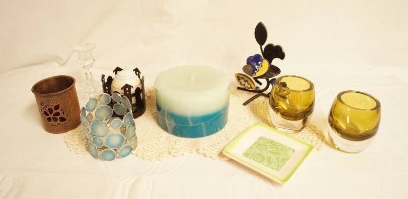lot 2542 image: Nice lot of candle holders and more - see photos