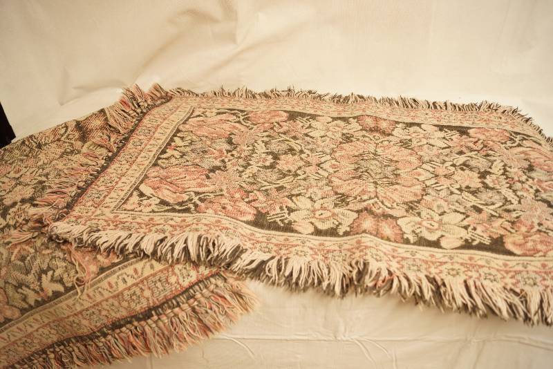 lot 2549 image: Lot of 2 pretty throw rugs - see photos