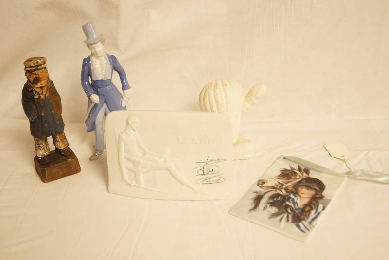 lot 2552 image: Lot of Vintage Figurines - Some porcelain, ceramic and wood - Collectible See photos