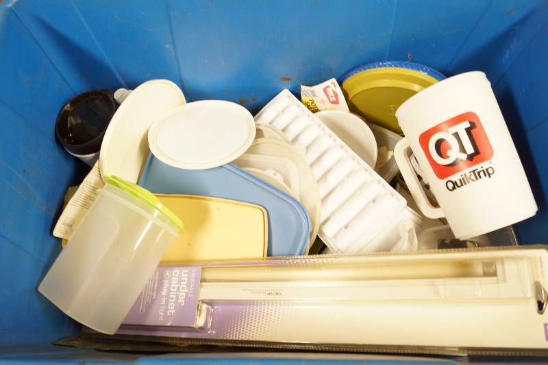 lot 2554 image: Lot of Kitchen Stuff - Cups, mugs, vintage Tupperware, linens and more