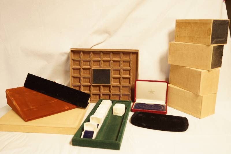 lot 2559 image: Jewelry display items - see photos