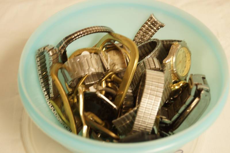 lot 2561 image: Bunch o Watches - See photos - lots of styles