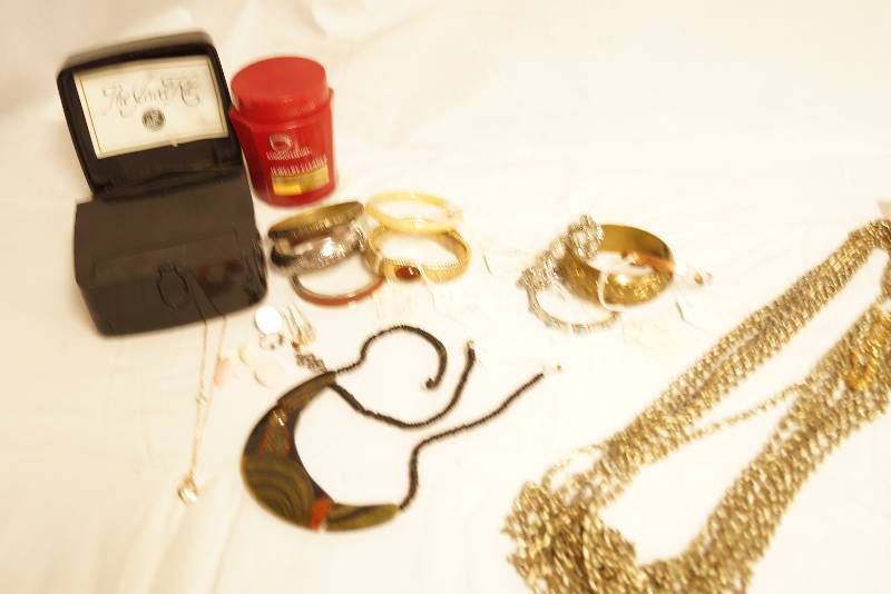 lot 2562 image: Lot of pretty jewelry from an antiqueresale shop - see photos - nice stuff
