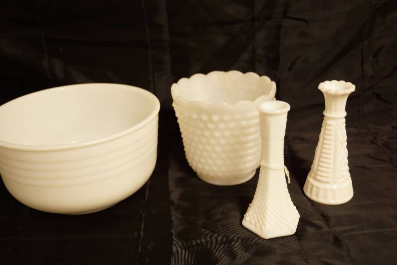 lot 2568 image: Lot of Milk Glass - Hobnail vases and Pyrex-style bowl - E.O. Brody Co. & General Mills Bowl