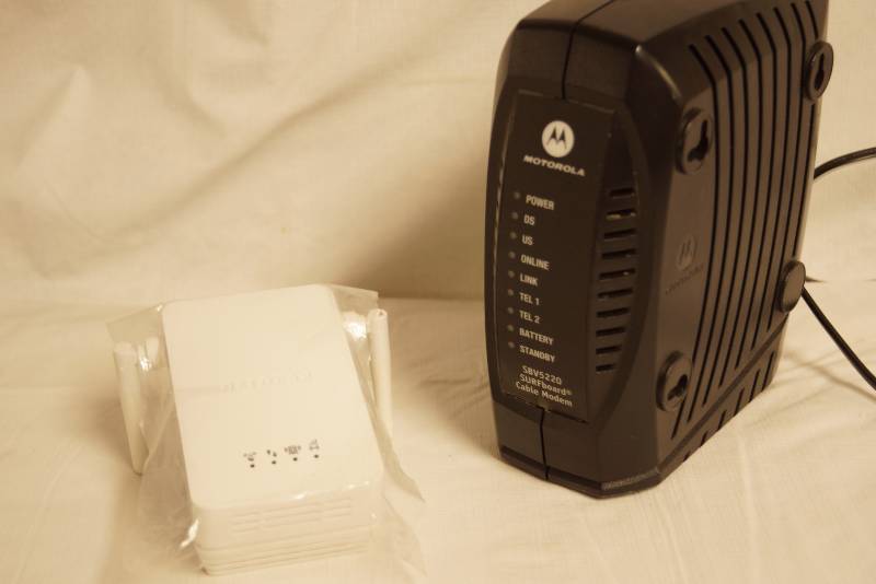 lot 2569 image: Motorola Cable Modem SBV5220 & Netgear Wifi Expander