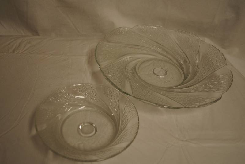 lot 2001 image: Pretty Glass Platter with Stand (2 Pieces)  w original box. - Great Condition - Awesome for entertaining