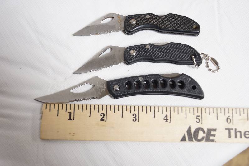 lot 2050 image: Set of 3 Assorted Mini Black Pocket Knives- Very Cool