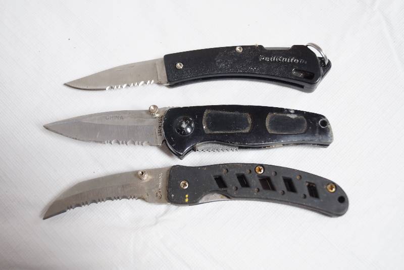 lot 2049 image: Set of 3 Assorted Black Pocket Knives- Great Bundle