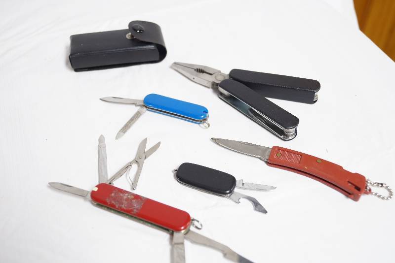 lot 2052 image: Set of Assorted Multi-Purpose Knives and Tools- Great Bundle