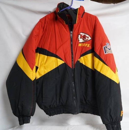 lot 2064 image: Kansas City Chiefs Coat Size XL - Nice, heavy winter coat Will need washedcleaned.