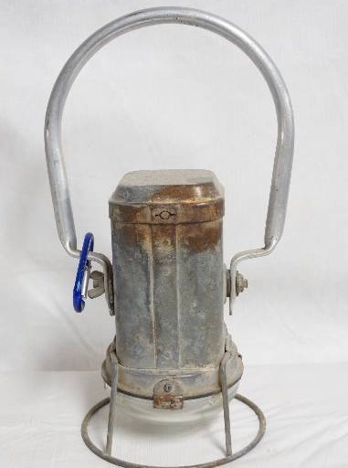 lot 2099 image: Vintage Portable Flashlight Lantern - Very unique - Battery operated - COOL Heavy Duty Handle - Lightweight
