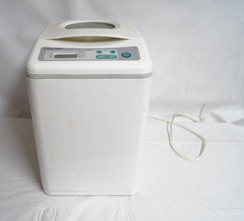 lot 2120 image: Black and Decker All-In-One Deluxe Automatic Breadmaker- Very Cool