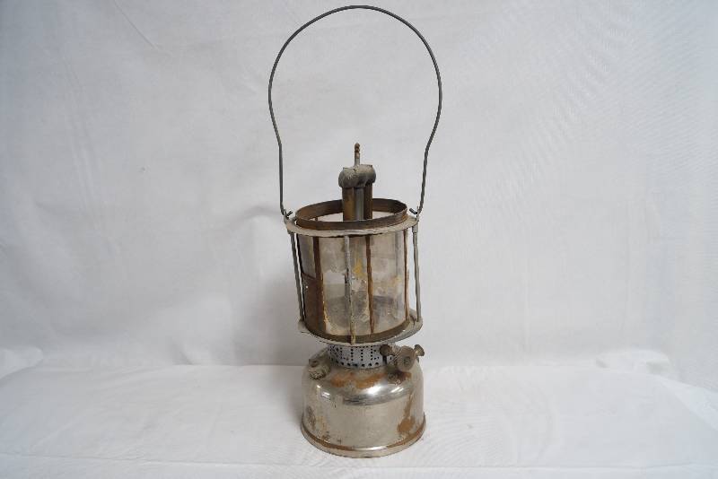 lot 2196 image: Vintage Coleman Lantern - QUICKLITE - Sunshine of the Night - Double Mantle - stamped 77 w Mica Globe