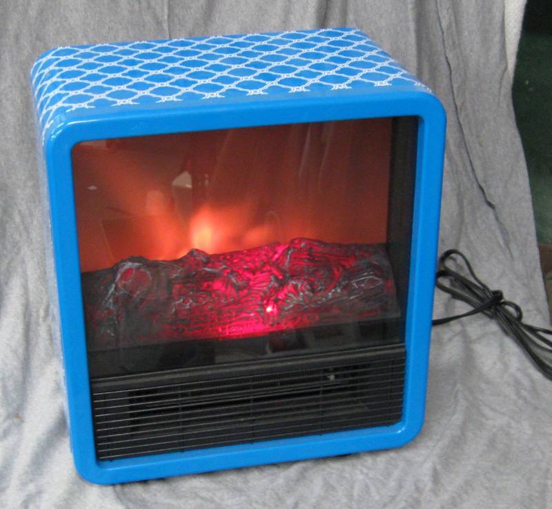 lot 2571 image: Electric Fireplace - New - M# DFS-300-BPR 750w or 1500w settings - 13 x 8 x 14.75 tall - packaging missing