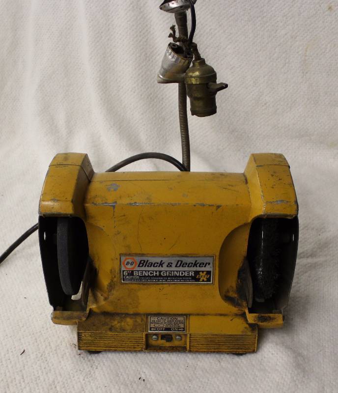 lot 2578 image: Black and Decker 6 Bench Grinder - Works (Light is untested)