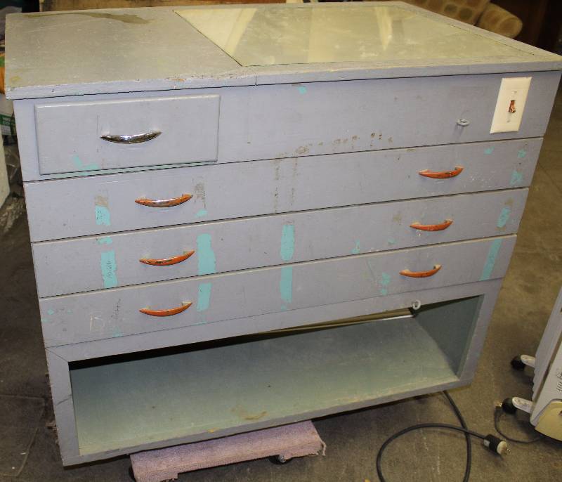 lot 2586 image: Lighted Shop  Work Table w 4 Drawers 42 x 25.5 x 37 tall (no bulbs in light - untested)