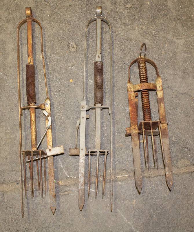 lot 2588 image: Lot of 3 Mole Traps