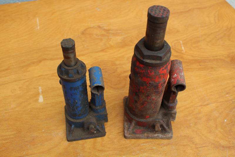 lot 2590 image: Lot of 2 Jacks