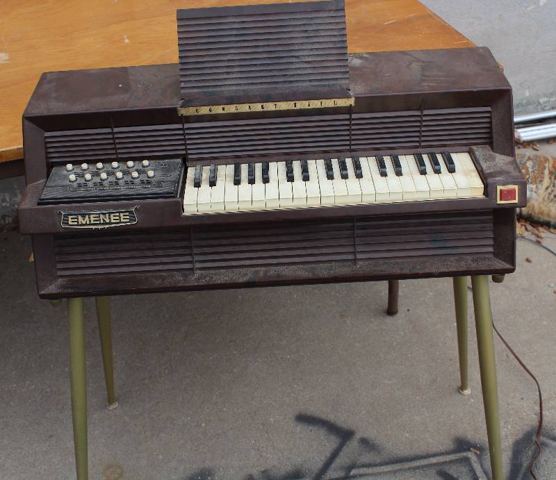 lot 2592 image: Vintage Emenee Electric Organ - CONCERT HALL w Chords - WORKS
