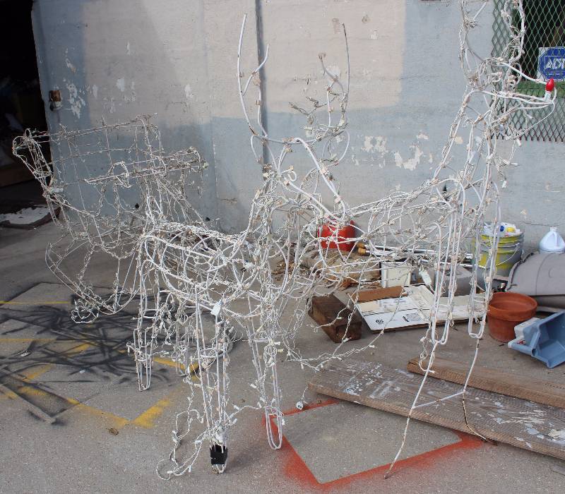 lot 3000 image: Christmas Dcor - 2 lighted Reindeer & Sleigh - This is pretty good sized
