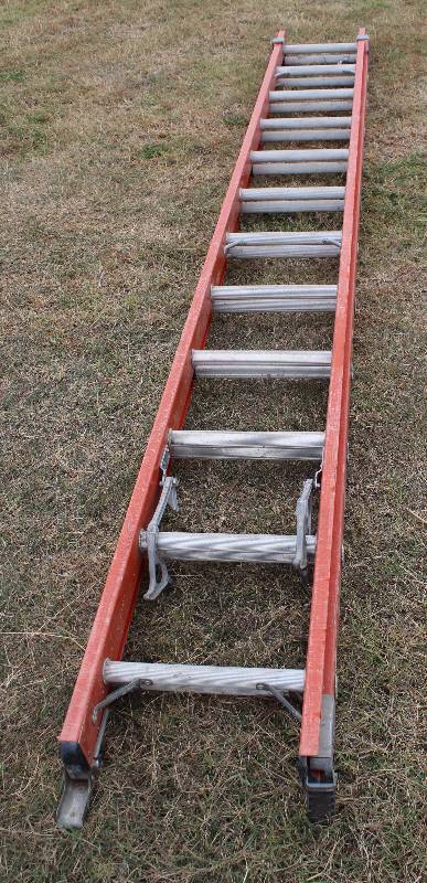 lot 3006 image: Louisville 20 foot Fiberglass Extension Ladder - see photos