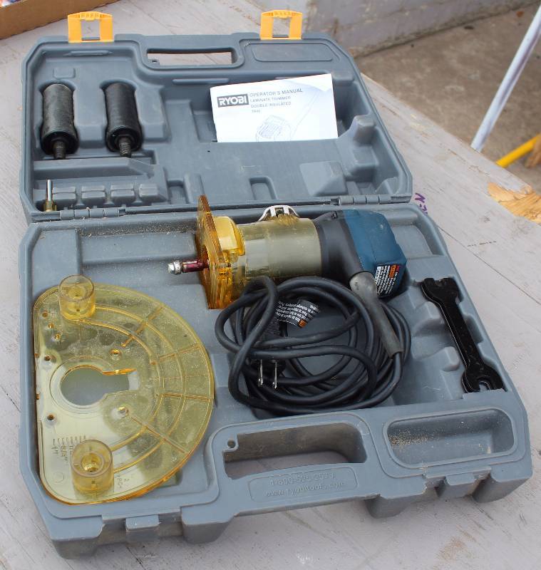 lot 3019 image: Ryobi Laminate Trimmer in the case - WORKS
