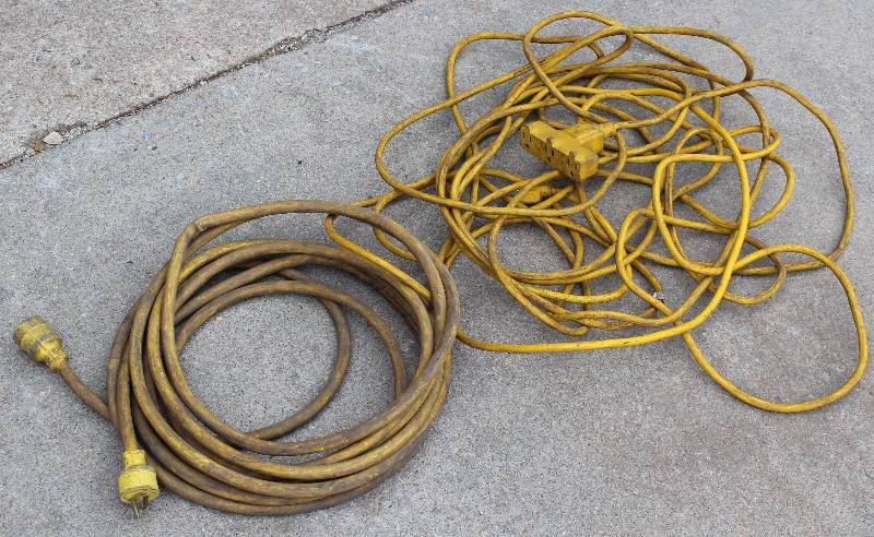 lot 3022 image: Lot of 2 Extension Cords