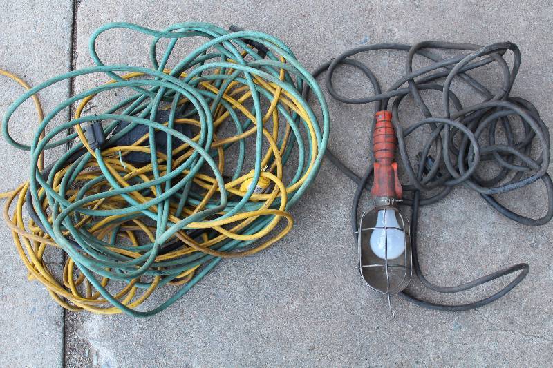 lot 3032 image: Lot of 3 Electric Extension Cords and 1 Drop Light