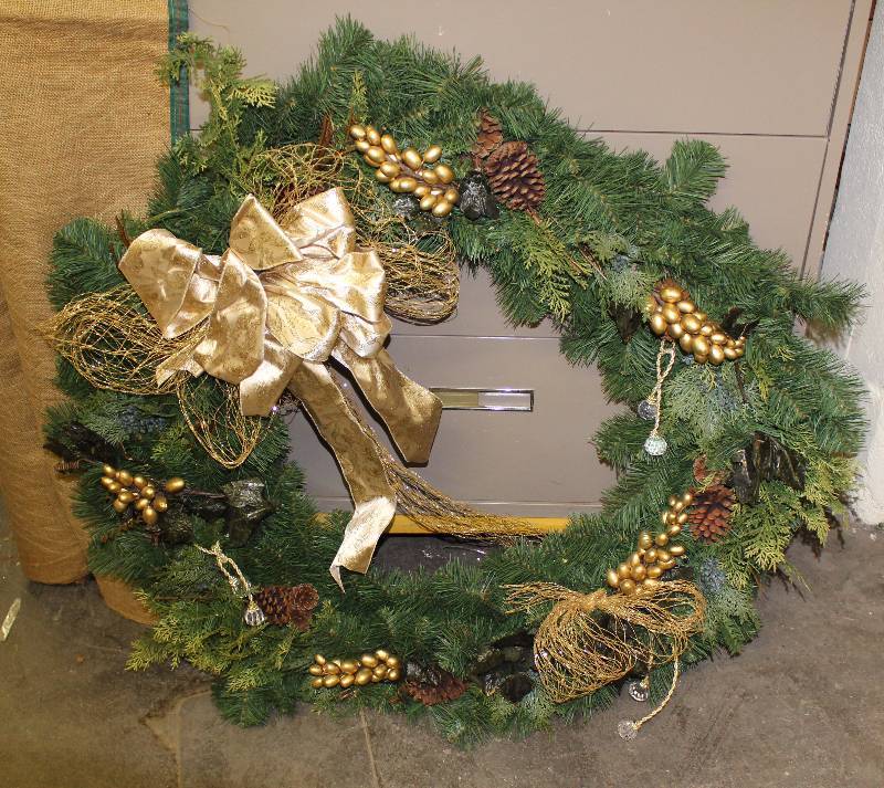 lot 3040 image: Wreath - 46 Diameter - Decorate for the Holidays