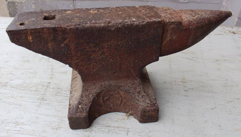 lot 3042 image: Vintage Large Anvil Marked I.I. & B. Co. - HEAVY - Collectible