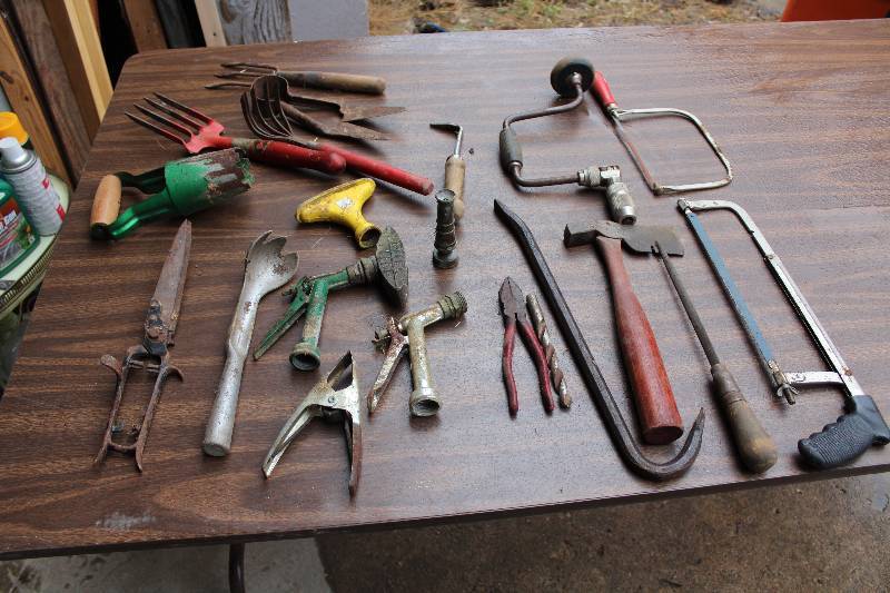 lot 3046 image: Lot of Tools and Garden Tools - brace, hatchet, hacksaw & crowbar