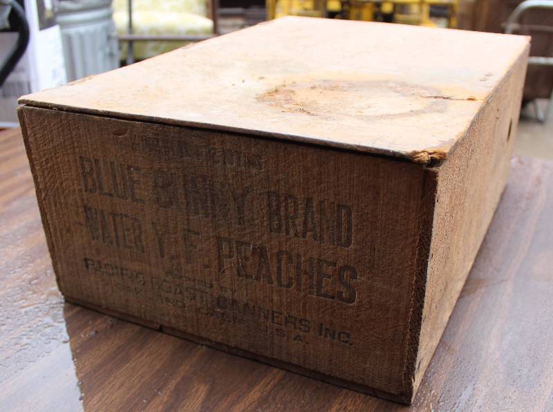 lot 3047 image: Wooden Peaches Crate 18 x 13 x 7.5 tall - Blue Bunny Brand w lid