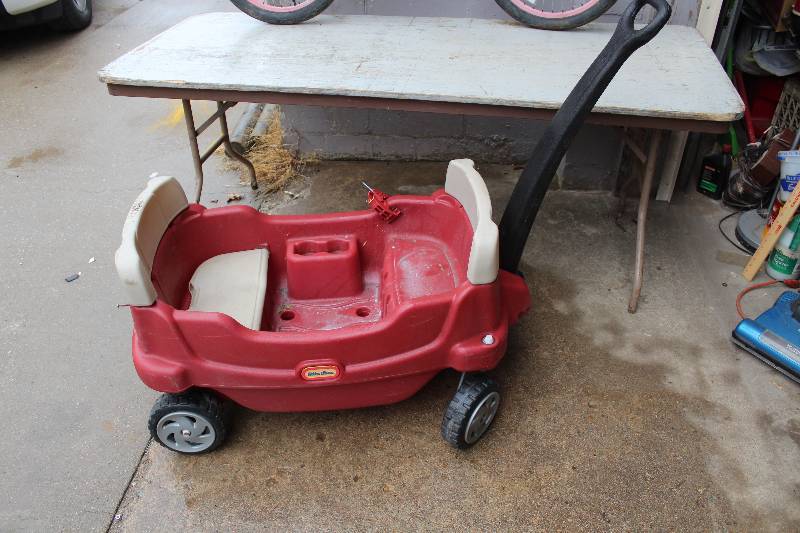 lot 3054 image: Little Tykes Wagon